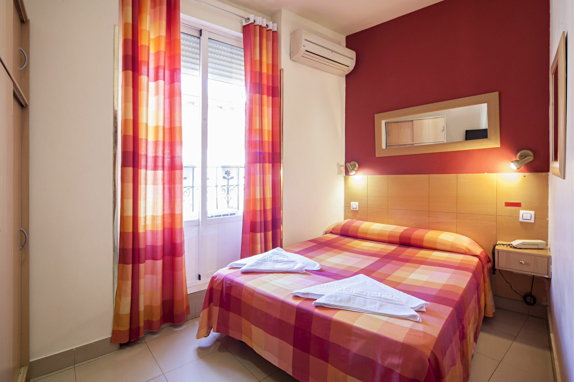 Hostal Inter Plaza Mayor Auto Check In Мадрид Екстериор снимка