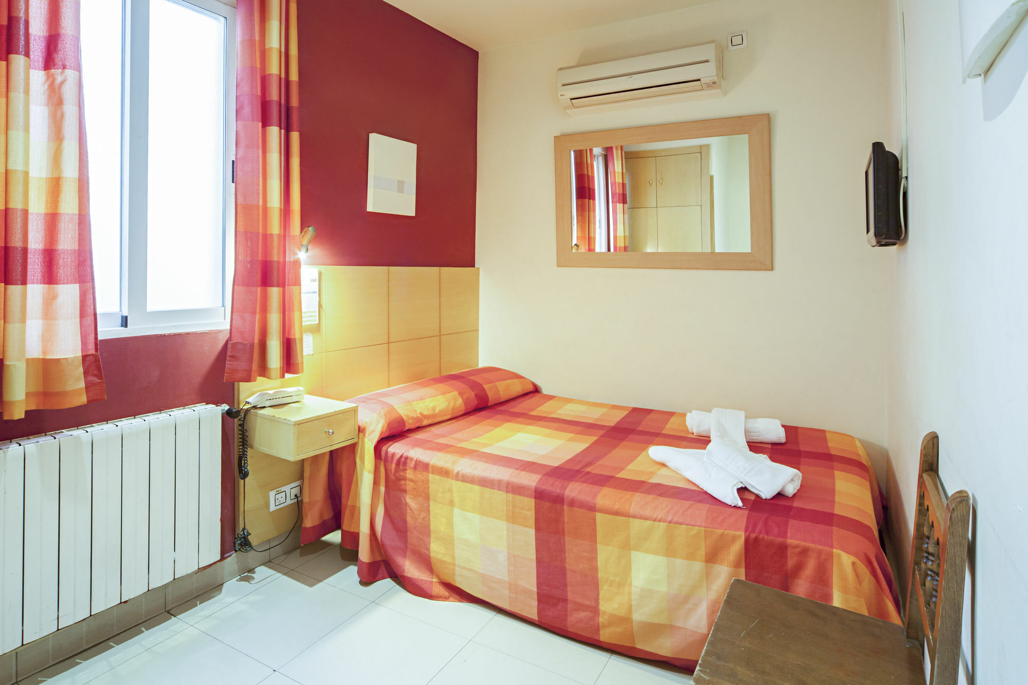 Hostal Inter Plaza Mayor Auto Check In Мадрид Екстериор снимка