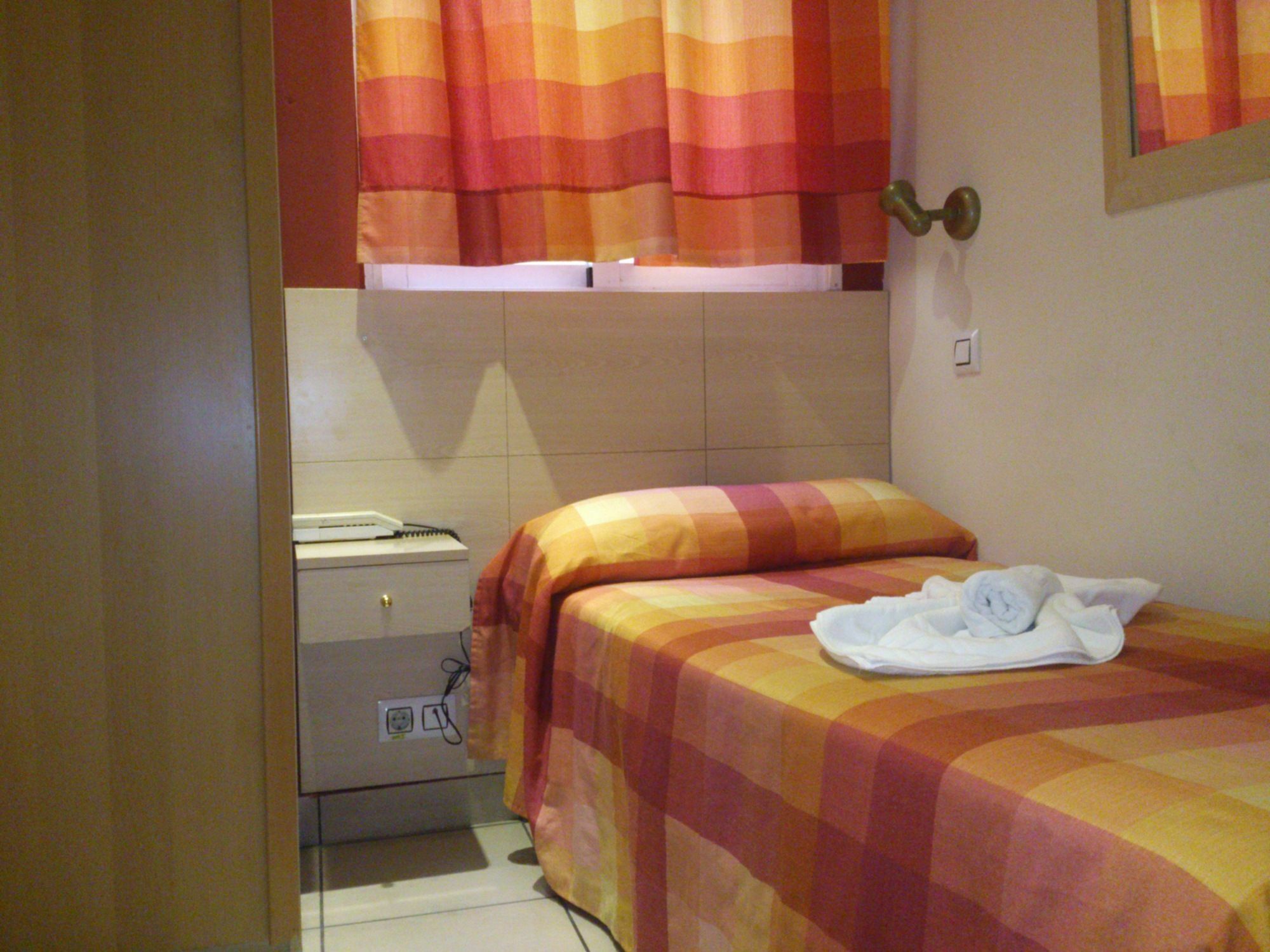 Hostal Inter Plaza Mayor Auto Check In Мадрид Екстериор снимка
