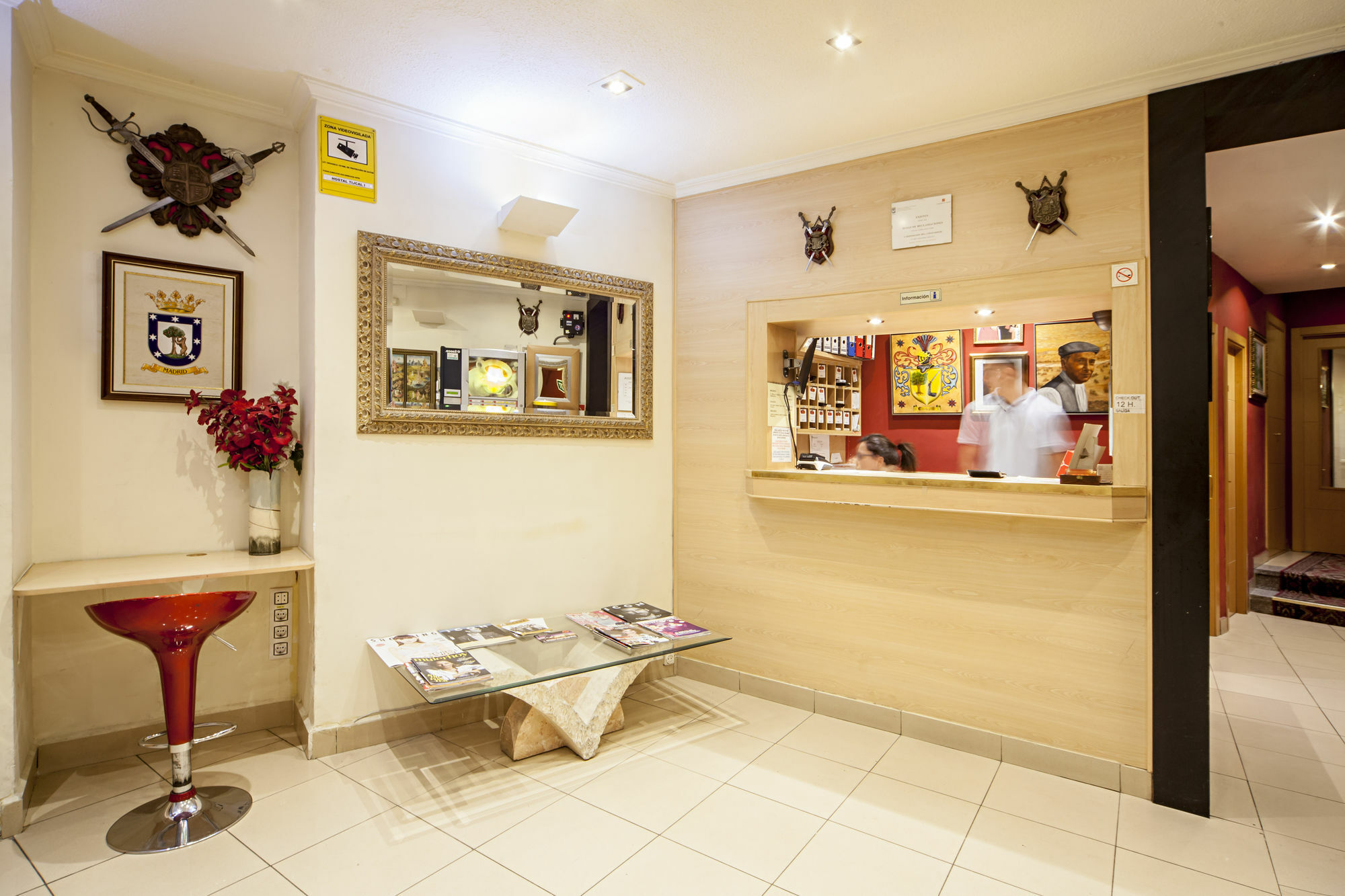 Hostal Inter Plaza Mayor Auto Check In Мадрид Екстериор снимка