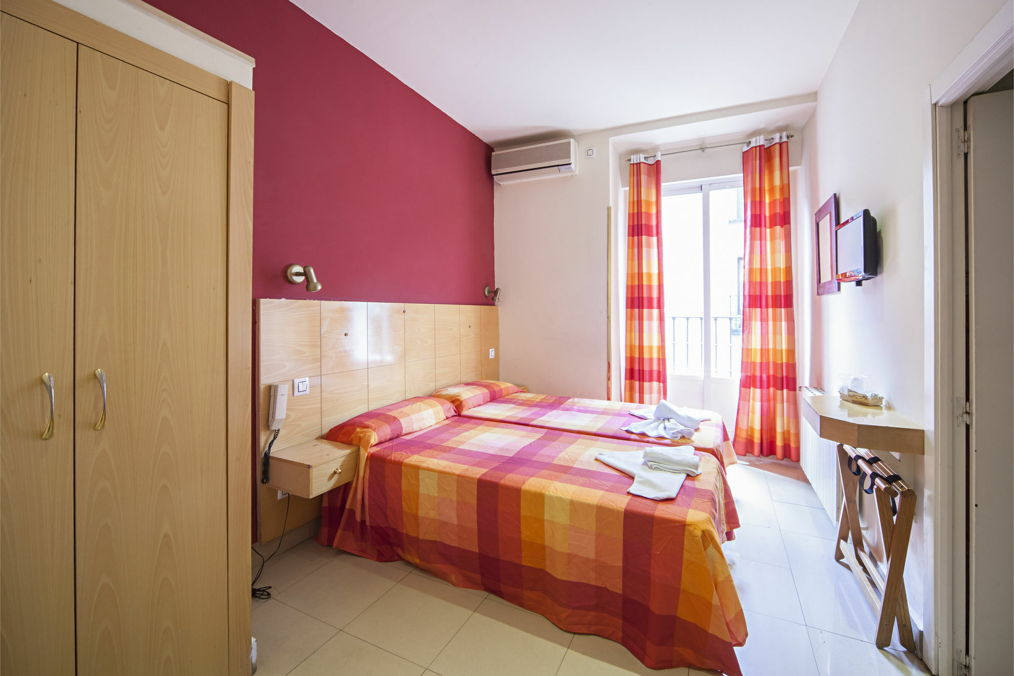 Hostal Inter Plaza Mayor Auto Check In Мадрид Екстериор снимка
