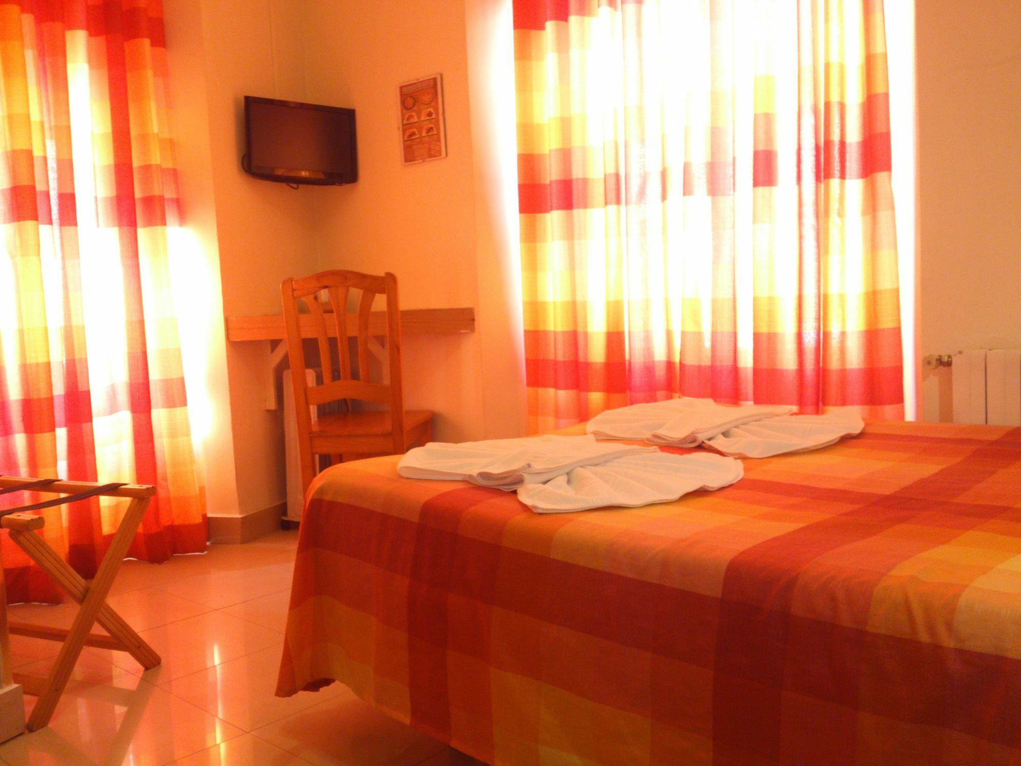 Hostal Inter Plaza Mayor Auto Check In Мадрид Екстериор снимка