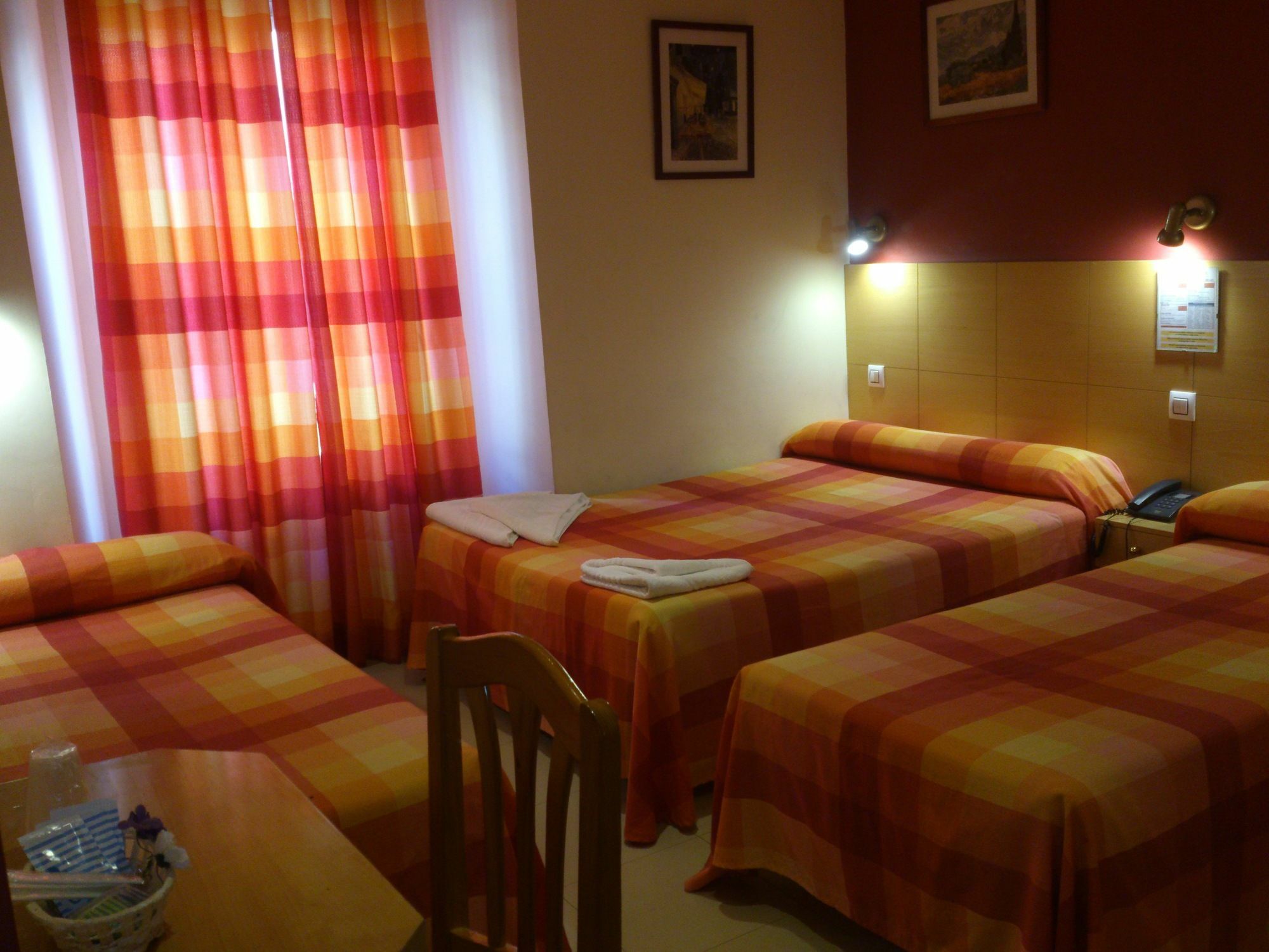 Hostal Inter Plaza Mayor Auto Check In Мадрид Екстериор снимка